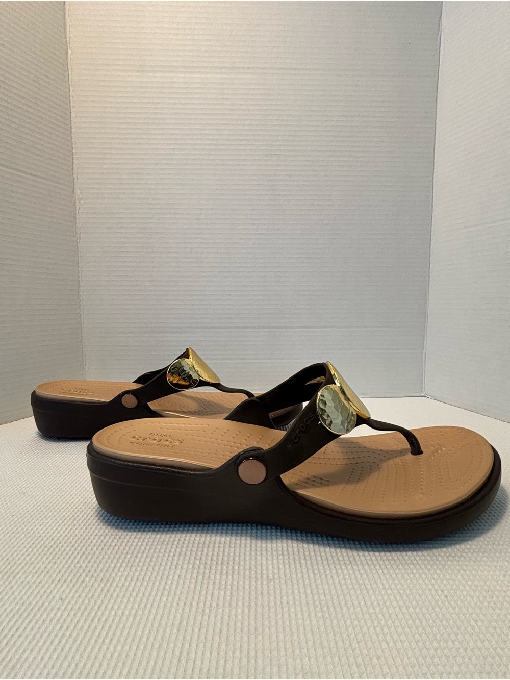 CROCS Comfort Thong Sandals Gold Hammered Medallion SANRAH 11 - Picture 9 of 9